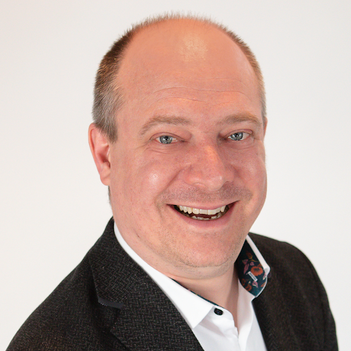 Headshot Chris Royles